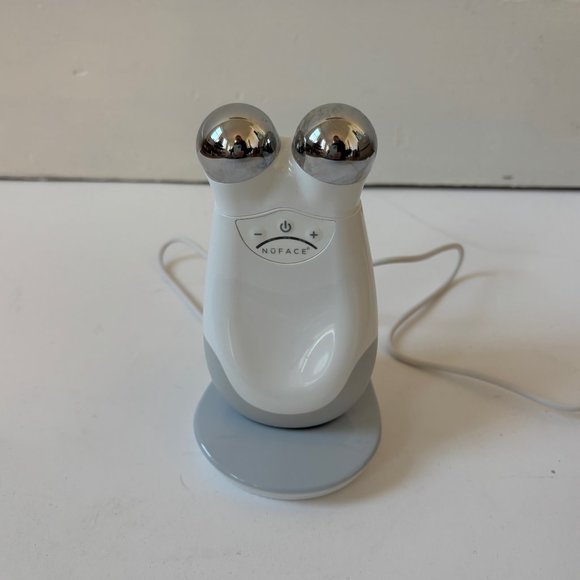 NuFACE Trinity Facial Toning Device + 10oz Aqua Gel Activator – Like New - Picture 2 of 7